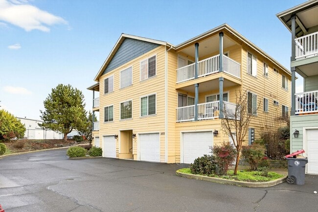 Building Photo - Spacious 2 Bedroom, 2 bath 2nd Floor Apartment