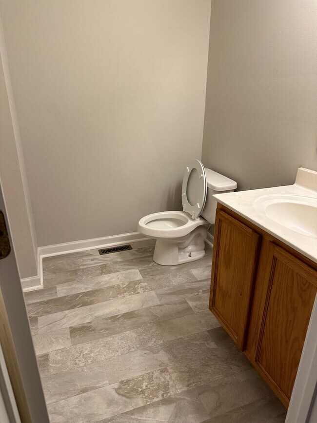Building Photo - Spacious 3 Bedroom/2 Bath Home in Greenboro