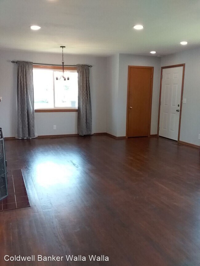 Building Photo - 4 br, 2 bath House - 1665 Cambridge Dr.