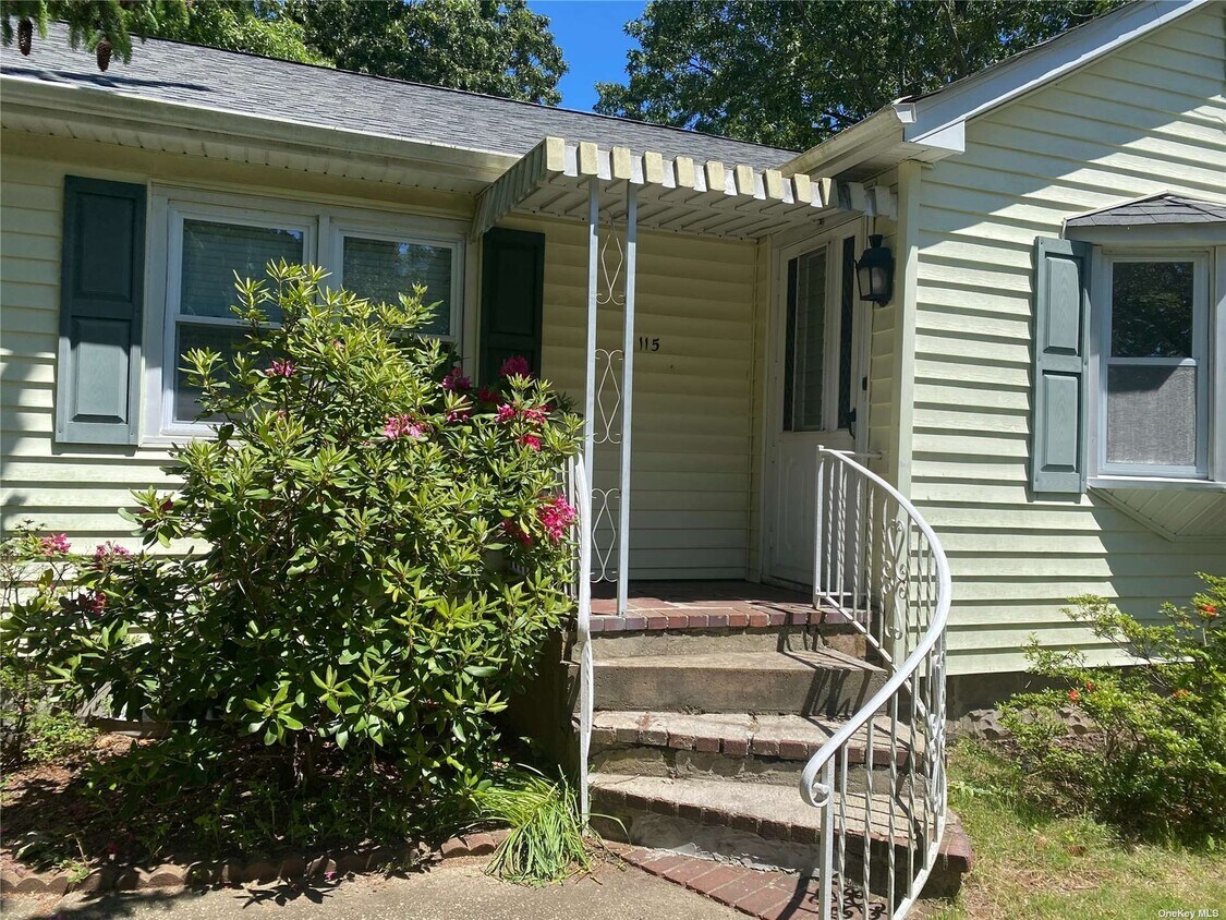 Primary Photo - 115 Curtis Dr