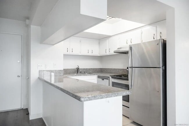Building Photo - 7555 Linda Vista Rd