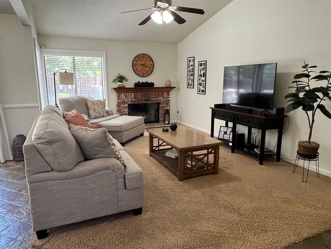 Building Photo - Spacious 3 Bedroom, 2 Bath Home with Offic...