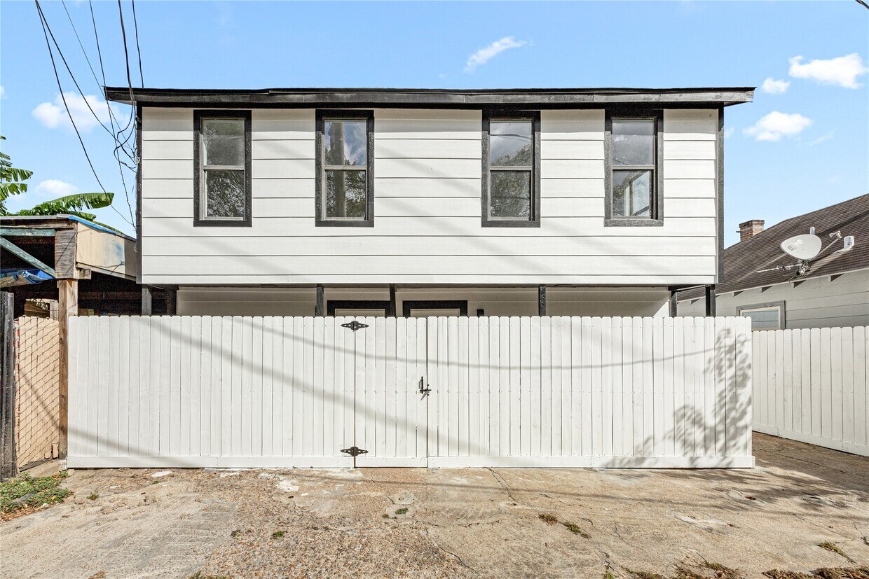 Foto principal - 3229 Holman St