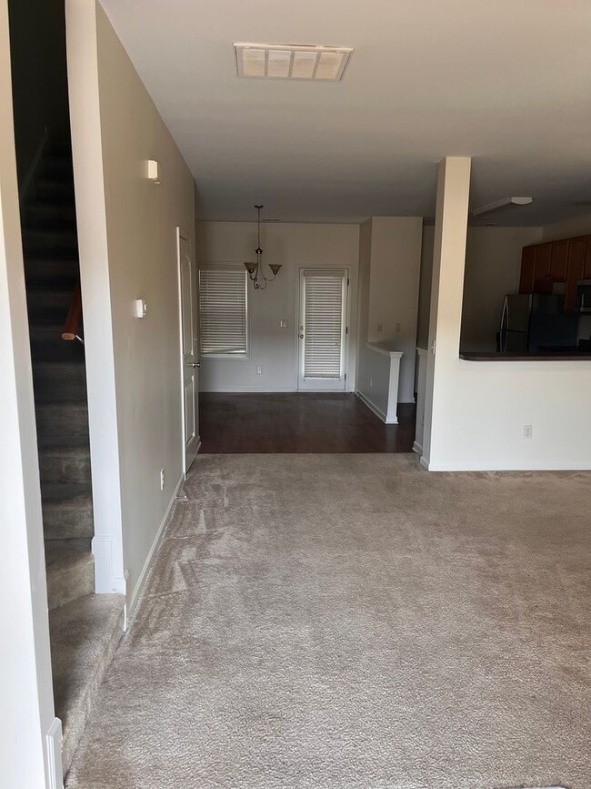 Building Photo - Beautiful Townhouse