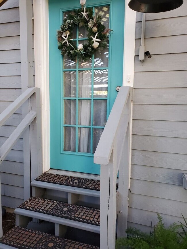 Building Photo - Secluded 1/1 located within walking distance of Jacksonville Beach! Pet Friendly, Lawncare Included!