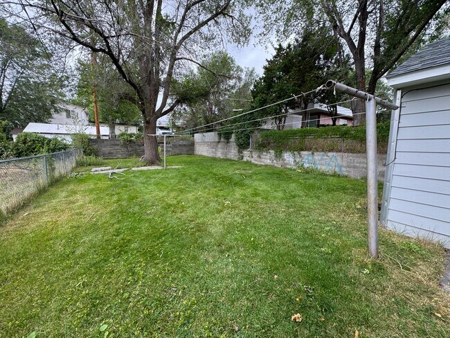 Building Photo - 1120 Custer Ave