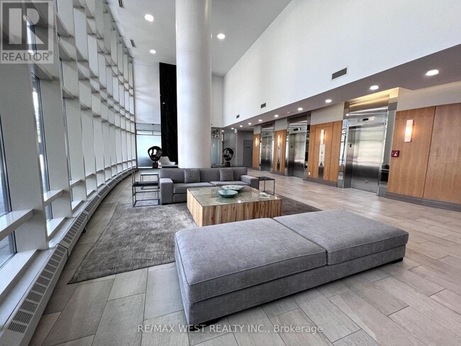 Photo du bâtiment - 15-1715 Windermere Ave