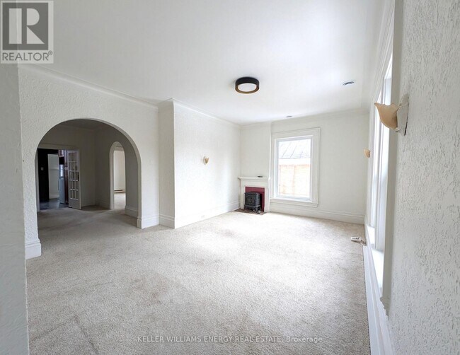 Building Photo - 35 King St