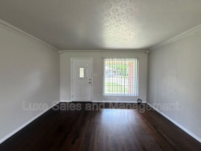Foto del edificio - 221 E Kerr Dr