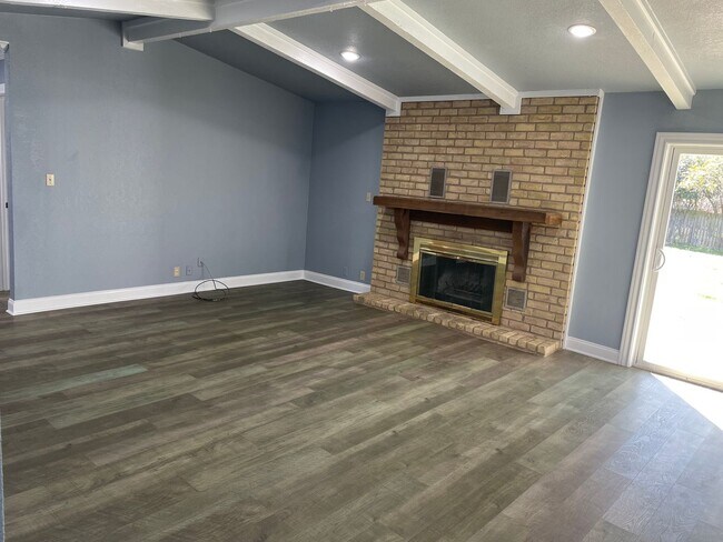 Foto del edificio - 229 Travis Ln