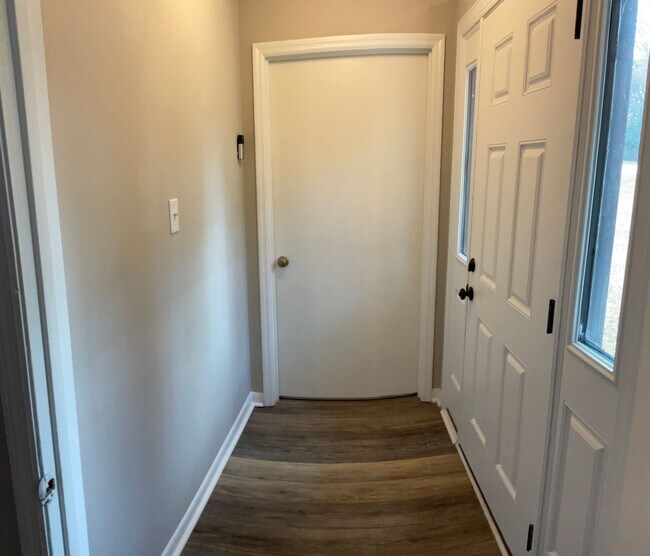 Building Photo - 2 Bedroom Brick Duplex in Prime Location with Full Renovation