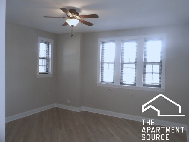 Foto del edificio - 894 Green Bay Rd