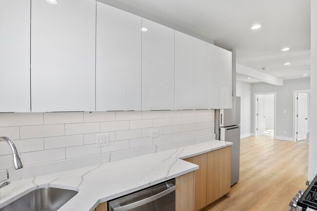 Foto del edificio - 7510 N Eastlake Terrace