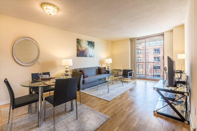 Building Photo - 330 River St