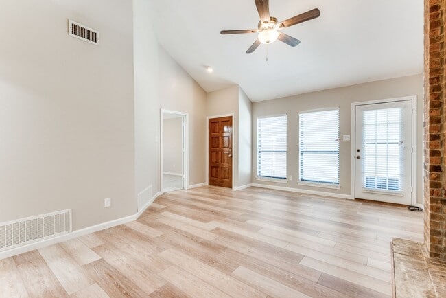 Building Photo - Charming Carrollton 2 Bedroom • Private Ba...