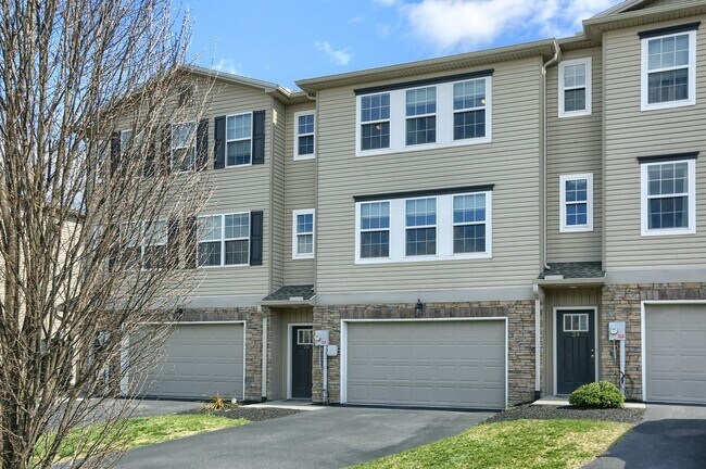 Foto del edificio - Newer build 2,000 sq ft 3/BR 2.5 bath luxury townhome FULLY FURNISHED