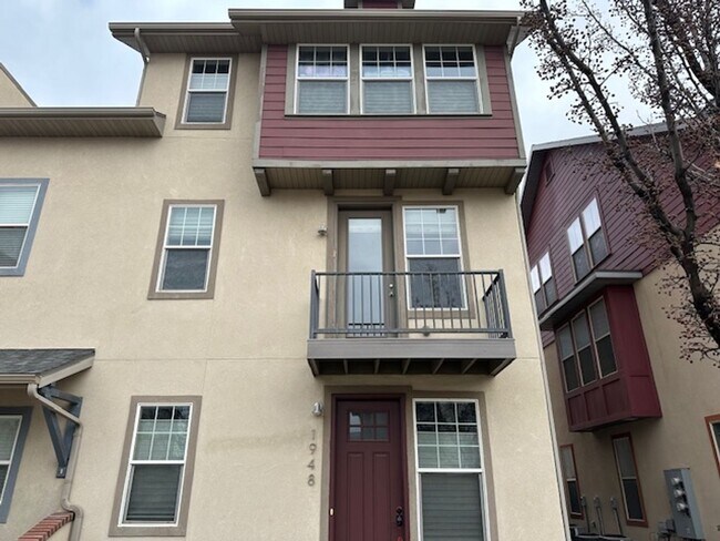 Building Photo - Great Ogden Town Home