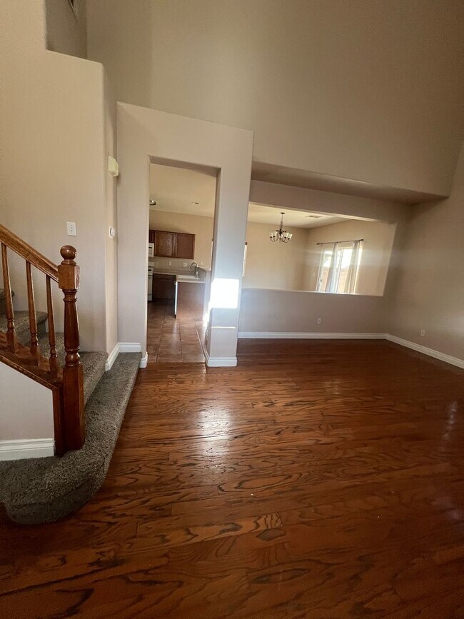Foto del edificio - 3 Bed, 2.5 Bath home with Solar Panels!
