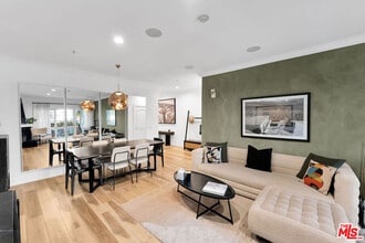 Building Photo - 851 N San Vicente Blvd