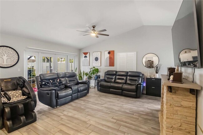 Foto del edificio - 10327 Parkcrest Dr