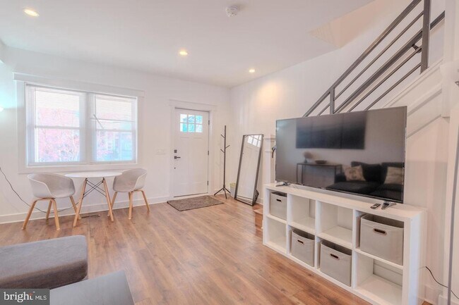 Foto del edificio - 413 Delafield Pl NW
