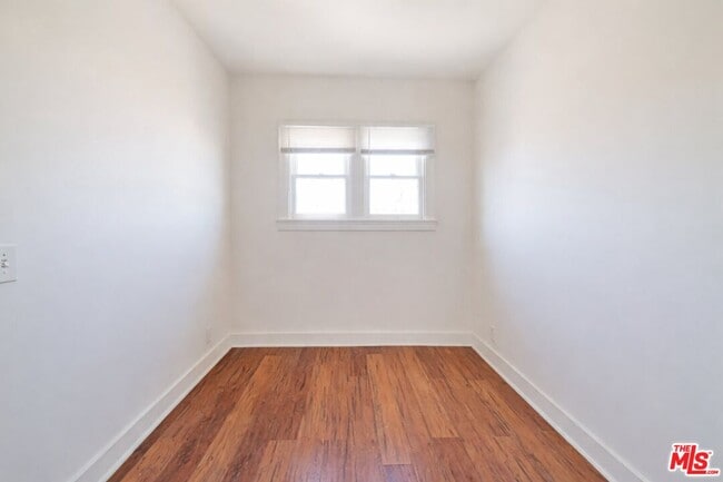 Building Photo - 537 S Kenmore Ave