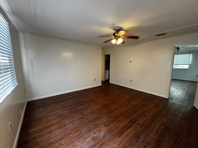 Building Photo - Clean & Cozy Cottage Available