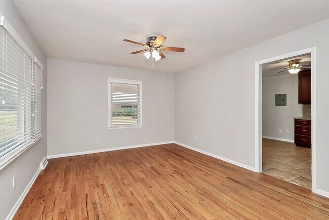 Building Photo - 3BD/1BA All Brick Ranch on One Acre!