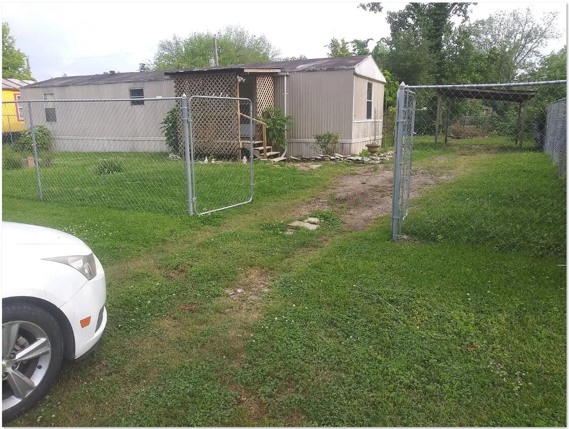 913 Pauline St, Highlands, TX 77562 House for Rent in Highlands, TX