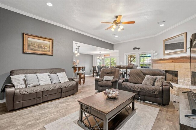 Foto del edificio - 912 Emerald Dove Ave