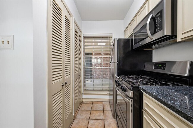 Foto del edificio - 7920 Rockwood Ln