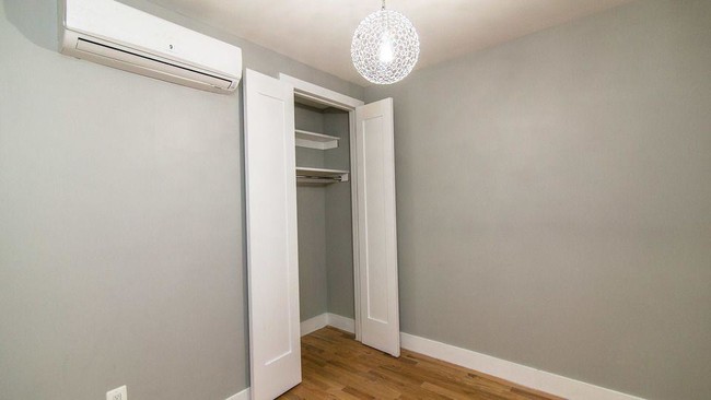 Foto del edificio - 1319 Halsey St
