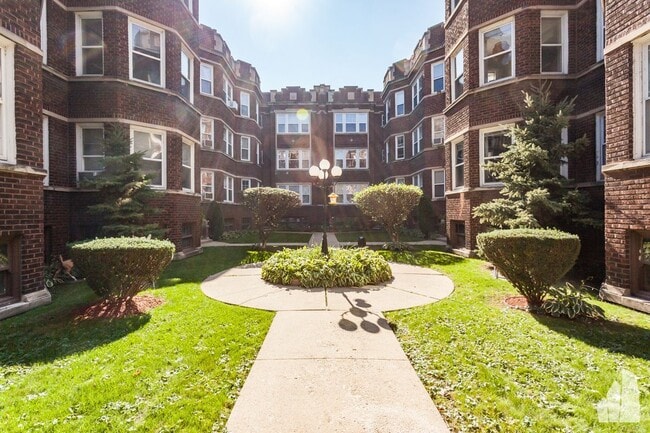 Building Photo - 833 W Cornelia Ave