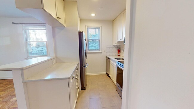 Building Photo - Quiet Glover Park One Bedroom W/Plenty of ...