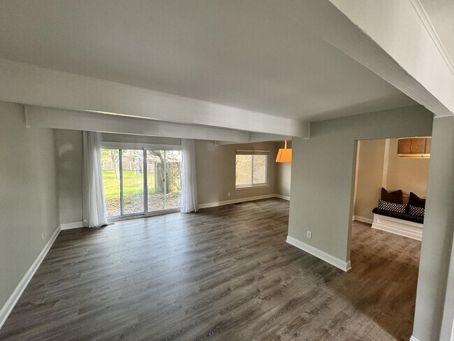 Building Photo - 3563 Burbank Dr