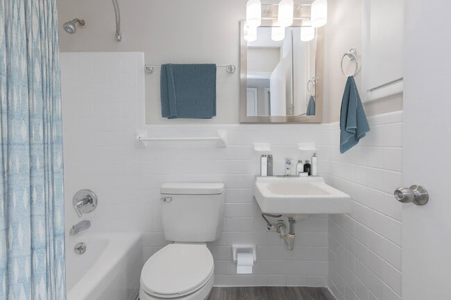 Building Photo - Retreat at Hermitage