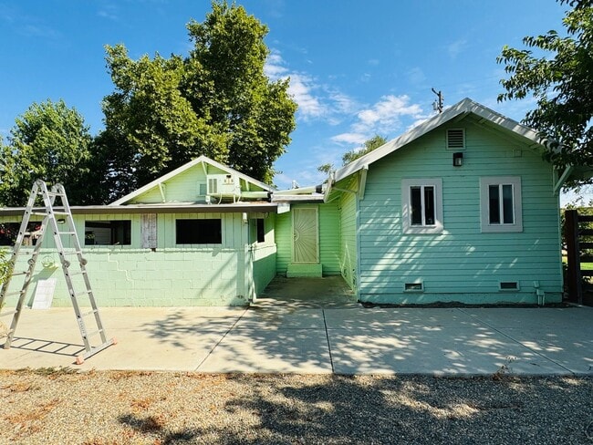 Building Photo - Cute Two Bed, Two Bath Country Home