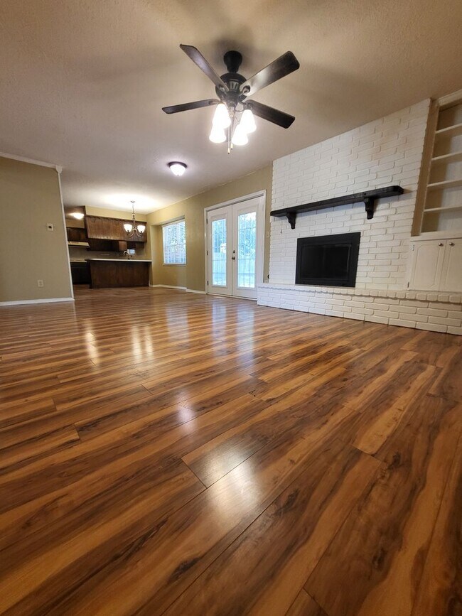 Foto del edificio - (4) Bed/(2) Bath + (2) Living Areas Avail ...