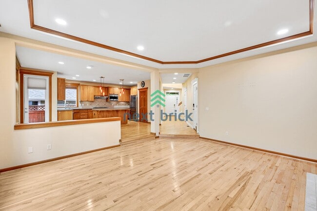 Building Photo - 3 BED & 2.5 BATH Town house FOR RENT
