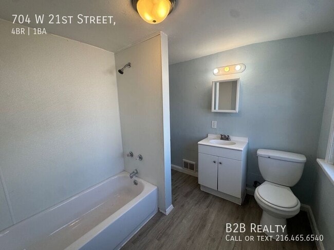 Building Photo - 704 W 21st St