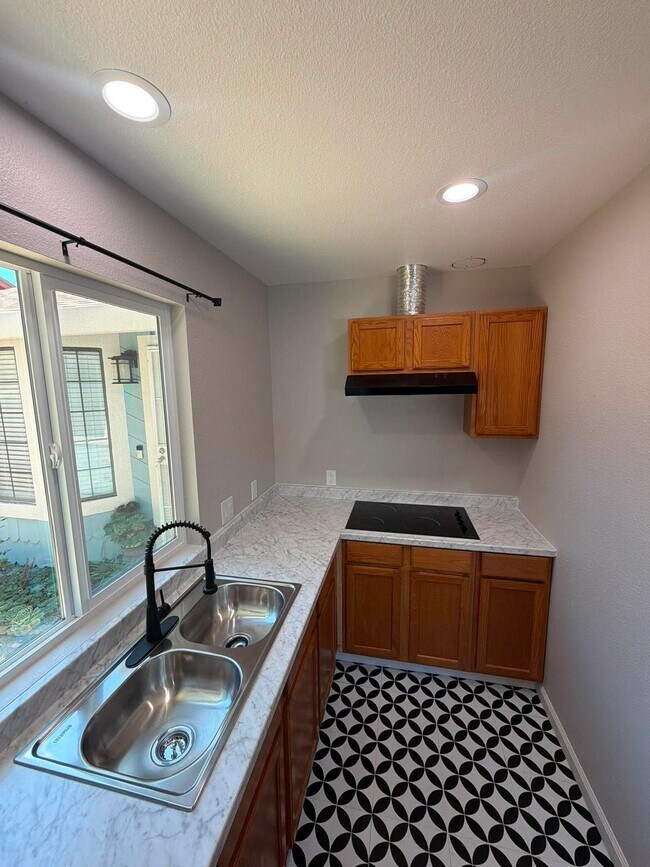 Building Photo - 1300 Dezzani Ln