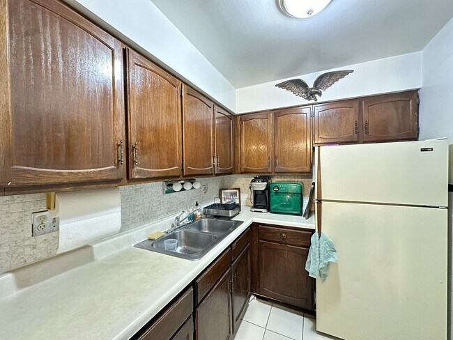 Foto del edificio - 3825 N Pine Grove Ave