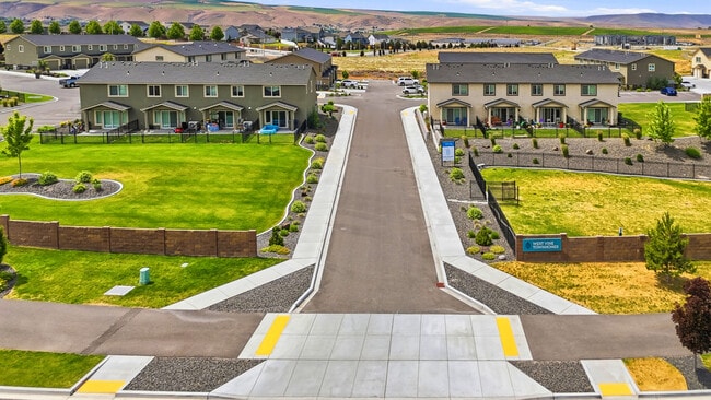 Building Photo - West Vine Townhomes