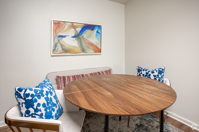2 habitaciones, 2 baños - 1035 pies cuadrados - Área de comedor - Eagle Point Village