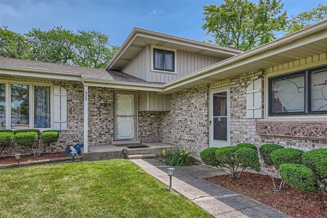Building Photo - 823 River Forest Ct