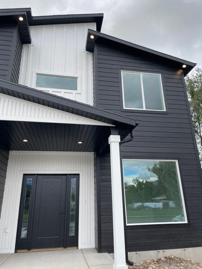 Closer look to right side - 867 W Three Pt Ave