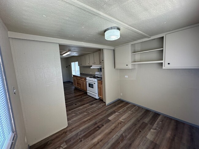 Building Photo - 2 bedroom 1 bath in park