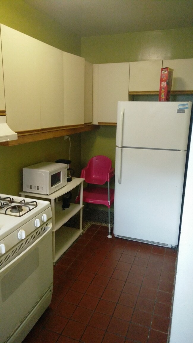 Kitchen - 571 Academy St