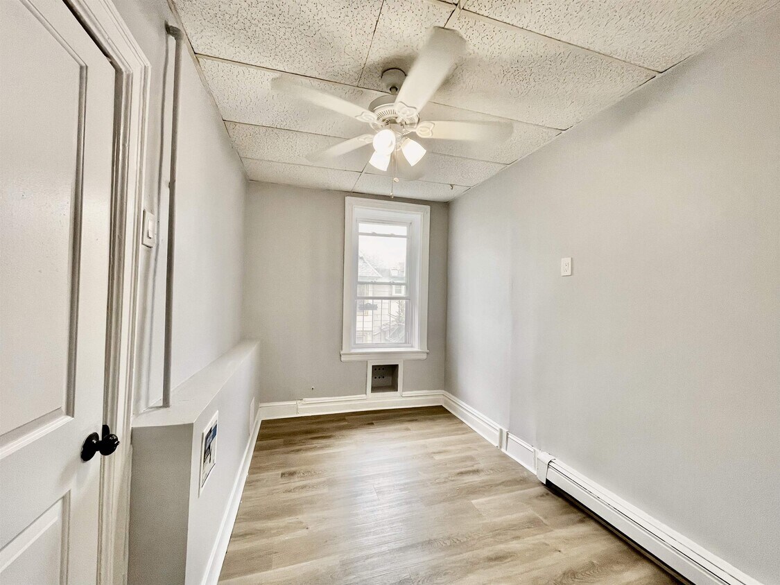Primary Photo - 159 Hutton St