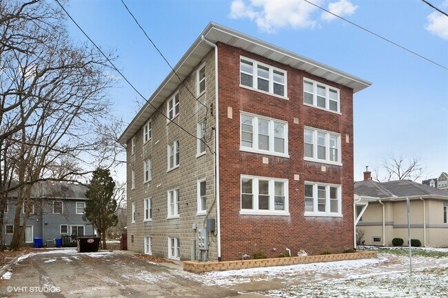 Foto del edificio - 328 E Liberty Dr